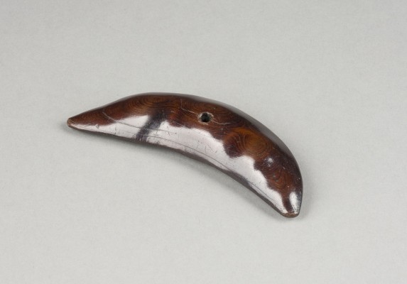 Auction 139<br>EIN HOLZGESCHNITZTES NETSUKE EINER SCHWERTBOHNE