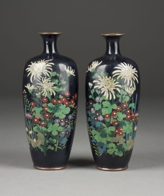 Auktion 139<br>ZWEI CLOISONNÉ EMAILLE VASEN MIT CHRYSANTHEMENDARSTELLUNG