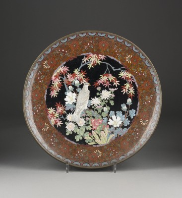 Auktion 139<br>EIN CLOISONNÉ-EMAILLE TELLER MIT DARSTELLUNG EINES FALKEN