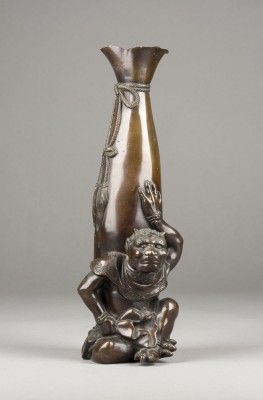Auction 139<br>EINE VASE AUS BRONZE IN FORM VON EINEM TASCHE TRAGENDEN ONI