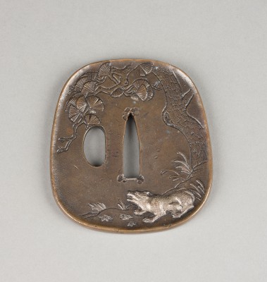 Auction 139<br>EIN TSUBA AUS BRONZE MIT DARSTELLUNG VOM WOLF UNTER KIEFER