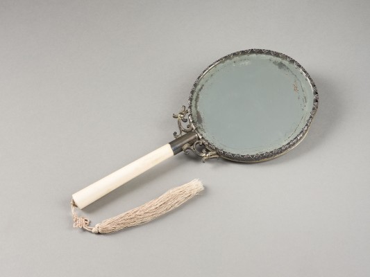 Auction 139<br>EIN SILBERMONTIERTER HANDSPIEGEL MIT ELFENBEINGRIFF