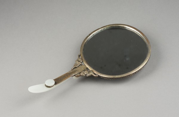 Auction 139<br>EIN HANDSPIEGEL