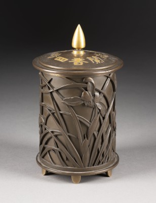 Auction 139<br>EINE BRONZE DECKELDOSE DEKORIERT MIT ORCHIDEEN