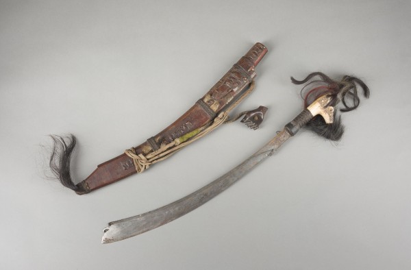Bild EIN DAYAK MANDAU-SCHWERT MIT HOLZSCHEIDE UND HORNGRIFF