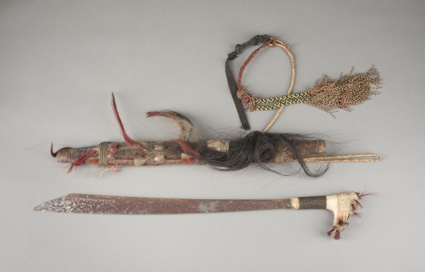 Bild EIN DAYAK MANDAU-SCHWERT MIT HOLZSCHEIDE UND HORNGRIFF