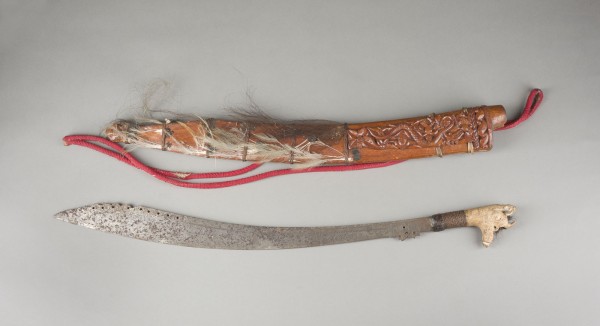 Bild EIN DAYAK MANDAU-SCHWERT MIT HOLZSCHEIDE UND HORNGRIFF