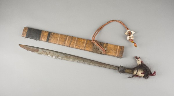 Bild EIN DAYAK MANDAU-SCHWERT MIT HOLZSCHEIDE UND HORNGRIFF
