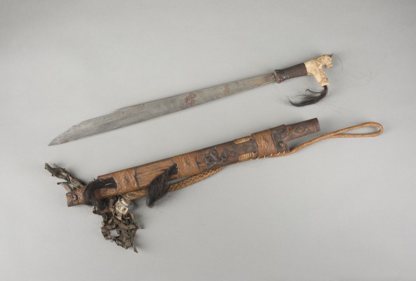 Bild EIN DAYAK MANDAU-SCHWERT MIT HOLZSCHEIDE UND HORNGRIFF