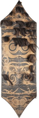 Bild EIN BEMALTER DAYAK-SCHILD AUS HOLZ MIT MENSCHLICHEN HAARBÄNDERN