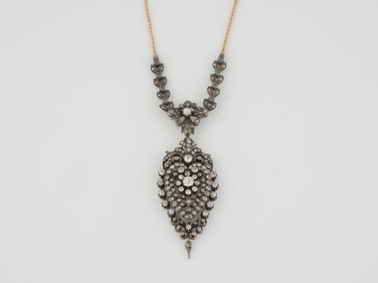 Auktion 141<br>COLLIER MIT HÄNGELEMENT