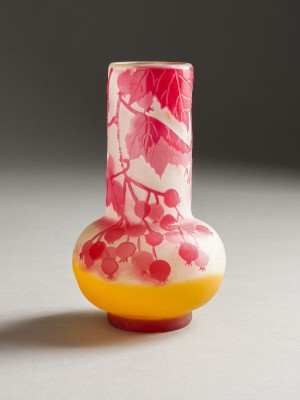Auction 141<br>KLEINE VASE MIT EBERESCHE