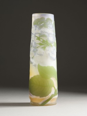 Auktion 141<br>VASE MIT HORTENSIEN