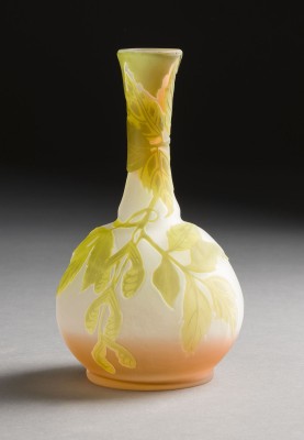 Auktion 141<br>KLEINE KUGELIGE VASE MIT GLYZINIEN