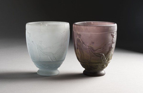 Auction 141<br>ZWEI VASEN MIT ANTIKISIERENDEN MOTIVEN