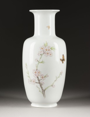 Auktion 141<br>VASE MIT MANDELBLÜTEN UND INSEKTEN
