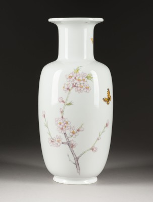 Auktion 141<br>VASE MIT MANDELBLÜTEN UND INSEKTEN
