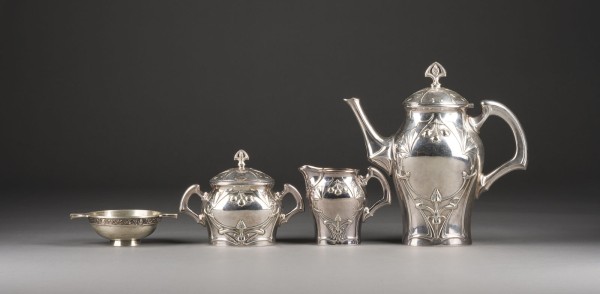 Auktion 141<br>DREI-TEILIGES JUGENDSTIL-KAFFEEKERNSTÜCK MIT RUNDER SCHALE