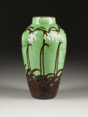 Auction 141<br>KLEINE VASE MIT SCHLÜSSELBLUMEN