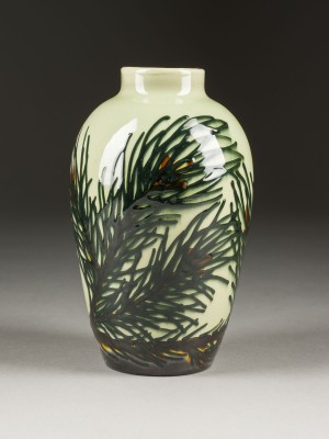 Auktion 141<br>KLEINE VASE MIT KIEFERZEWEIGEN