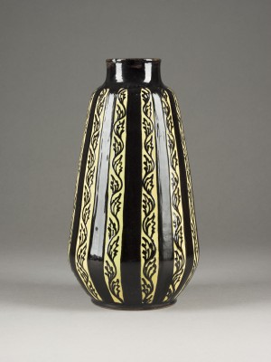 Auction 141<br>VASE MIT RANKEN