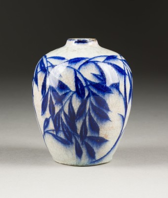 Auction 141<br>KLEINE OVIODE VASE MIT BLATTZWEIGEN