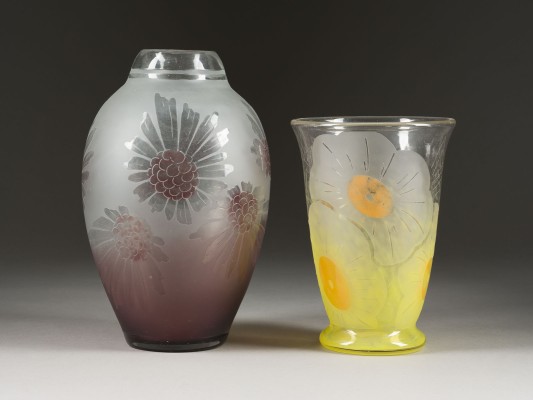 Auktion 141<br>ZWEI VASEN MIT BLUMENDEKOR