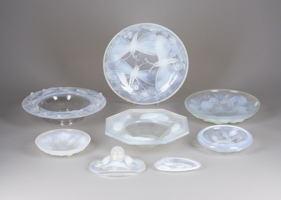 Auction 141<br>SIEBEN ART-DÉCO-SCHALEN UND SCHREIBGARNITUR