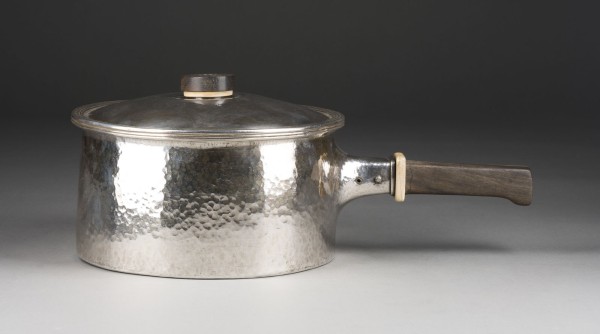 Auktion 141<br>GROSSE KASSEROLLE MIT DECKEL DER BAUHAUS-SCHÜLERIN MARGA JESS