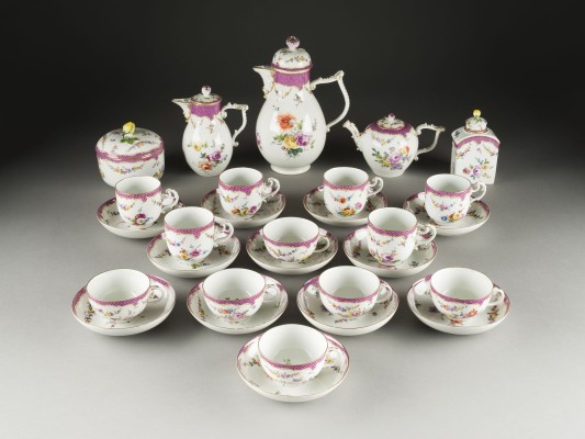 Auktion 141<br>29-TEILIGES KAFFEE- UND TEESERVICE 'BLUMENGIRLANDEN UND SCHUPPENMALEREI'