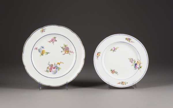 Auktion 141<br>ZWEI SÈVRES-TELLER MIT BLUMENMALEREI