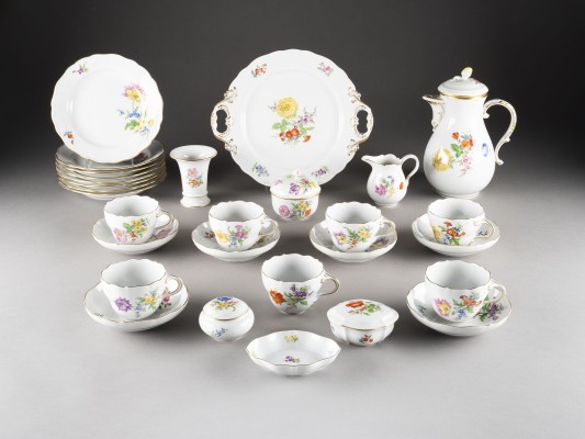 Auction 141<br>29-TEILIGES KAFFEESERVICE 'BLUMENMALEREI'