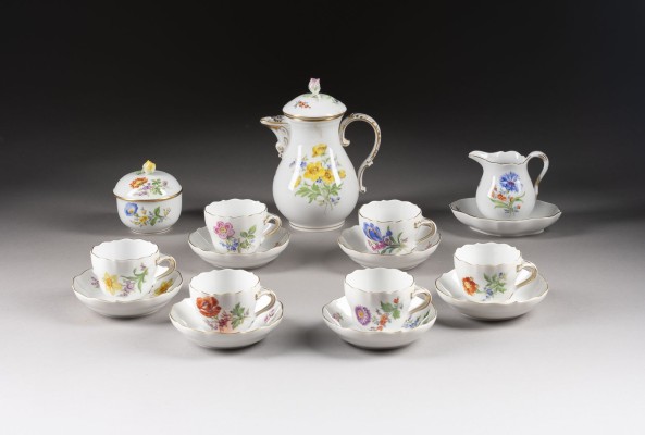 Auction 141<br>16-TEILIGES MOKKASERVICE 'BLUMENMALEREI'
