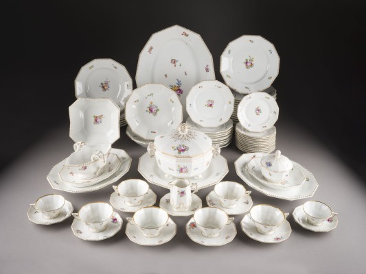 Auktion 141<br>74-TEILIGES SPEISE- UND KAFFEESERVICE 'PERL MIT BLUMENMALEREI'