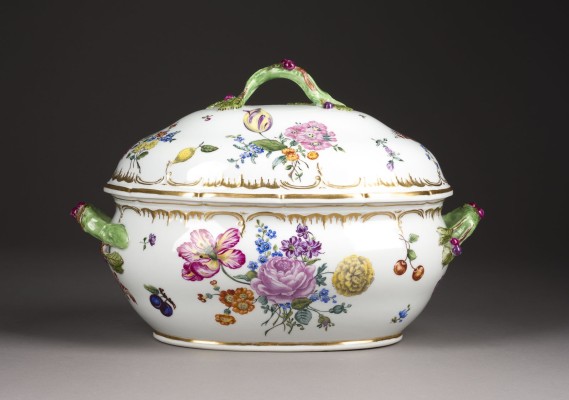Auktion 141<br>GROSSE OVALE TERRINE MIT BLUMENMALEREI