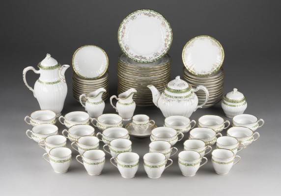 Auktion 141<br>73-TEILIGES KAFFEEE- UND TEESERVICE 'ANTIKZIERAT MIT GRÜNEM RAND'