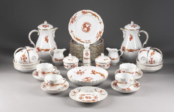 Auktion 141<br>45-TEILIGES KAFFEESERVICE 'REICHER HOFDRACHE - ROT'