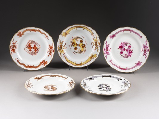 Auction 141<br>FÜNF SPEISETELLER 'REICHER HOFDRACHE - BUNT'