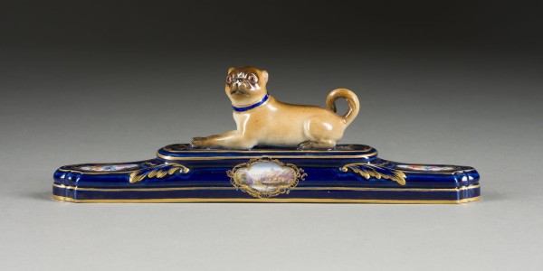 Auction 141<br>BRIEFBESCHWERER MIT MOPS