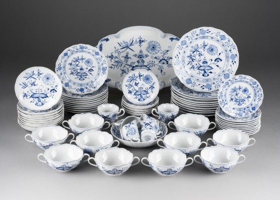 Auction 141<br>64-TEILIGES SPEISE- UND KAFFEESERVICE 'ZWIEBELMUSTER'