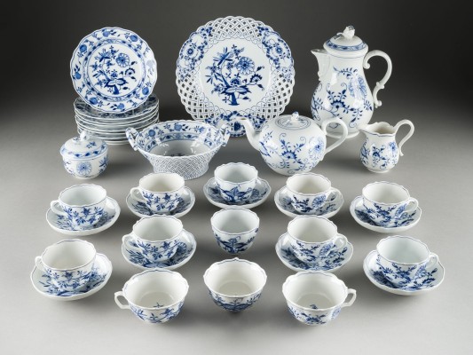 Auction 141<br>36-TEILIGES KAFFEE- UND TEESERVICE 'ZWIEBELMUSTER'
