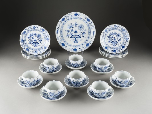Auction 141<br>25-TEILIGES KAFFEESERVICE 'ZWIEBELMUSTER'