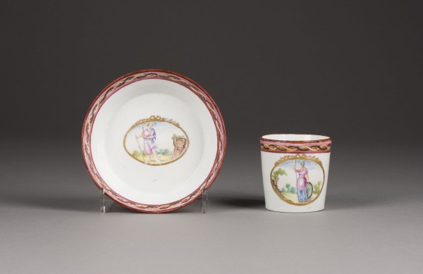 Auction 141<br>KLASSIZISTISCHE TASSE MIT UNTERTSASSE