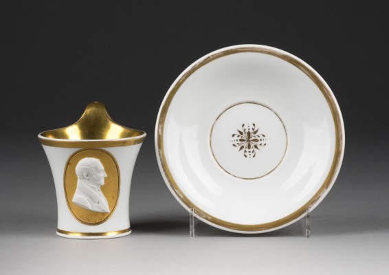 Auktion 141<br>BIEDERMEIER PORTRAIT-TASSE MIT UNTERTASSE