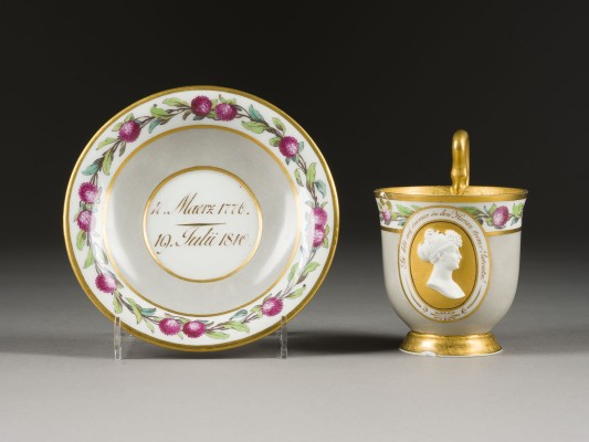 Auction 141<br>GEDENKTASSE MIT UNTERTASSE MIT PORTRÄT DER KÖNIGIN LOUISE