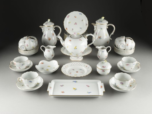 Auktion 141<br>45-TELIGES KAFFEE- UND TEESERVICE 'STREUBLUMEN'