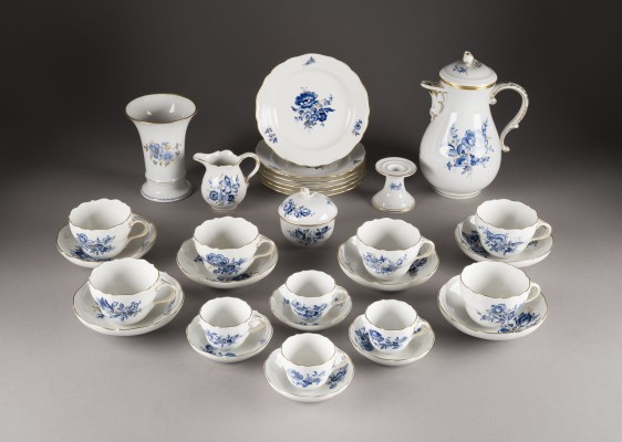 Auktion 141<br>30-TEILGES MOKKA- UND KAFFEESERVICE 'BLAUE BLUME'