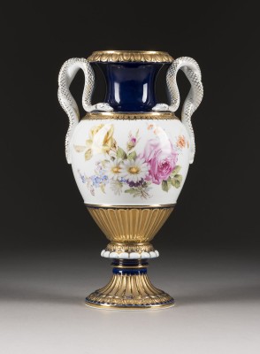 Auktion 141<br>SCHLANGENHENKELVASE MIT BLUMENMALEREI