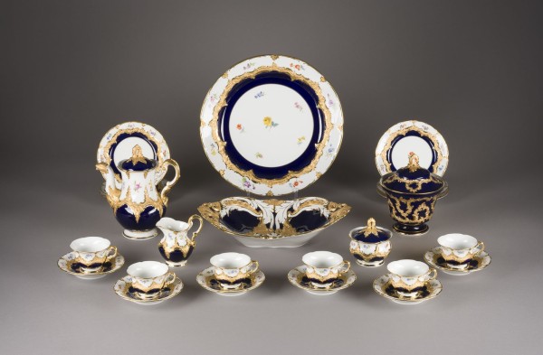 Auction 141<br>24-TEILIGES PRUNKVOLLES MOKKASERVICE 'STREUBLUMEN'