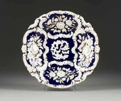 Auction 141<br>PRUNKSCHALE MIT RELIEFIERTEN BOUQOUETS